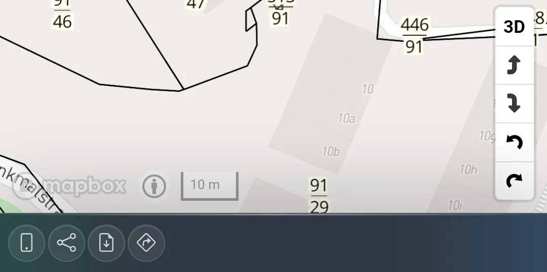 Fußleiste der Assetfy-App mit vier runden Symbolen auf dunklem Hintergrund: ganz links das Smartphone-Symbol zum Installieren auf dem Homescreen, daneben Teilen, Screenshot herunterladen und Ort in Google Maps öffnen.
