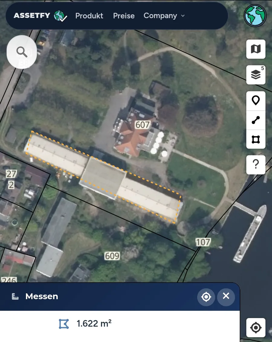 Assetfy-App: Ein orange gestricheltes Vieleck umschließt eine langgestreckte Halle auf dem Satellitenbild, das Popup „Messen“ zeigt das Ergebnis von 1.622 Quadratmetern.